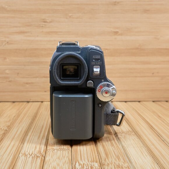 Hitachi DZ-MV730A DVD Handycam Camcorder, 16 Optical Zoom, Made in Japan - Picture 4 of 10